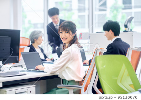オフィスでデスクワークする若いビジネスウーマン オフィスでデスクワークする若いビジネスウーマン 95130070