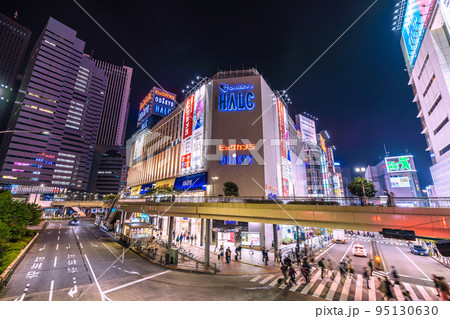 日本の東京都市景観　あたらしい小田急百貨店新宿店や新宿駅西口の街並みなどを望む（夜景） 95130630
