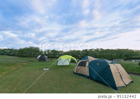早朝で静かな湖畔のキャンプ場 95132442
