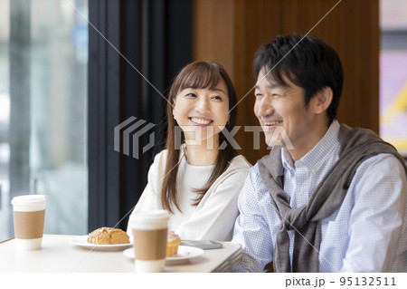 カフェで過ごすミドル夫婦 95132511