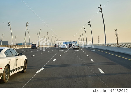 Road in Dubai with many lanes 95132612