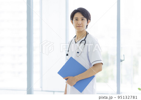 白衣 男性 医師 看護師 95132781