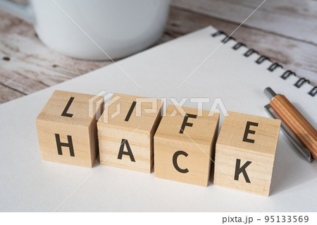 LIFE HACKと書かれたブロック、ノート、ペン、コップ LIFE HACKと書かれたブロック、ノート、ペン、コップ 95133569