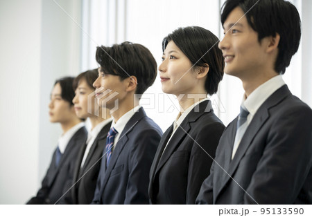 スーツを着た若い男女の横顔 就活生・フレッシャーズイメージ スーツを着た若い男女の横顔 就活生・フレッシャーズイメージ 95133590
