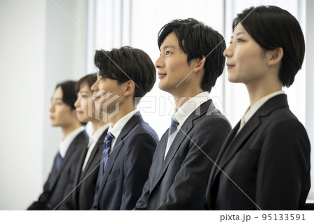 スーツを着た若い男女の横顔 就活生・フレッシャーズイメージ スーツを着た若い男女の横顔 就活生・フレッシャーズイメージ 95133591