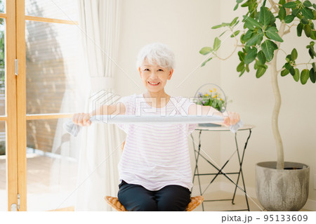 タオルでストレッチをするシニア女性 タオルでストレッチをするシニア女性 95133609