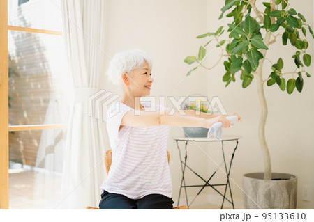 タオルでストレッチをするシニア女性 タオルでストレッチをするシニア女性 95133610