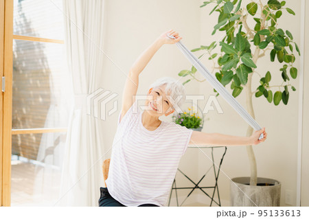 タオルでストレッチをするシニア女性 95133613