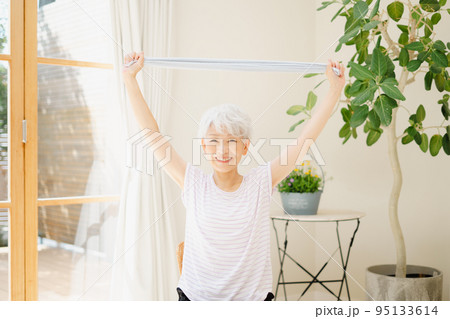 タオルでストレッチをするシニア女性 95133614