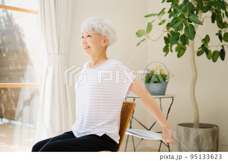 タオルでストレッチをするシニア女性 95133623