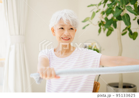 タオルでストレッチをするシニア女性 95133625