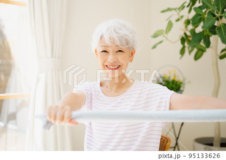 タオルでストレッチをするシニア女性 タオルでストレッチをするシニア女性 95133626