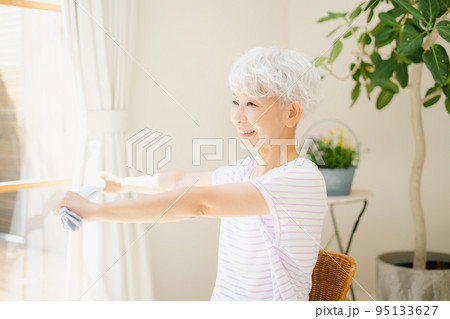 タオルでストレッチをするシニア女性 95133627