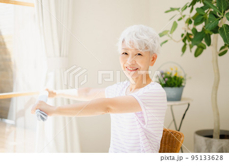タオルでストレッチをするシニア女性 95133628