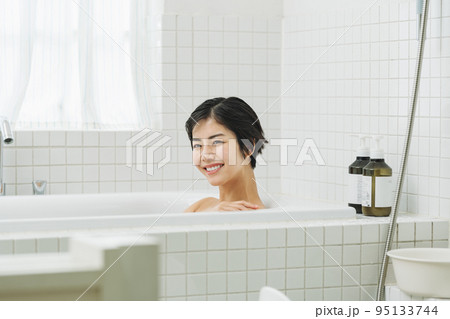 家のお風呂にのんびり浸かる女性 95133744