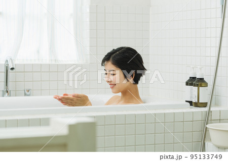 家のお風呂にのんびり浸かる女性 95133749