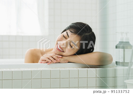 家のお風呂にのんびり浸かる女性 95133752