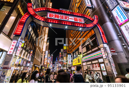 日本の東京都市景観 外国人の団体旅行客の姿が戻りはじめ、賑わう歌舞伎町＝10月10日 95133901