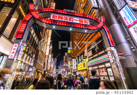 日本の東京都市景観 外国人の団体旅行客の姿が戻りはじめ、賑わう歌舞伎町＝10月10日 95133902