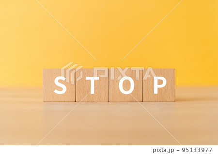 STOPと書かれたブロック 95133977