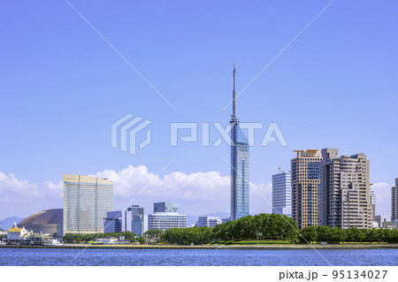 夏空と福岡タワー　福岡の絶景 95134027