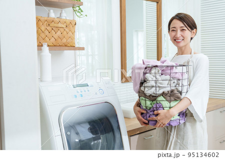 洗濯をする主婦のポートレート 95134602