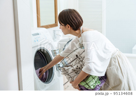 ドラム型洗濯機を使う女性 95134608