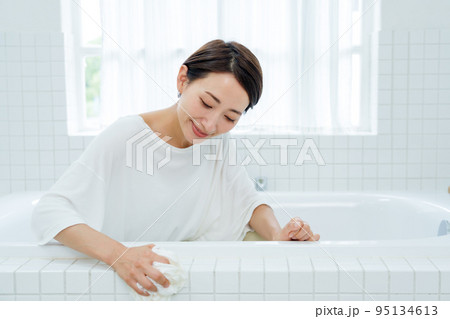 お風呂を掃除する主婦 お風呂を掃除する主婦 95134613