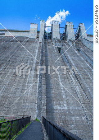 奥秩父もみじ湖 滝沢ダム ダム下から天端を見上げた風景 奥秩父もみじ湖 滝沢ダム ダム下から天端を見上げた風景 95134695