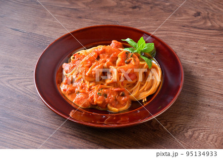 海老とシメジのトマトクリームパスタ。エビとしめじのトマトソースのスパゲッティ。 海老とシメジのトマトクリームパスタ。エビとしめじのトマトソースのスパゲッティ。 95134933
