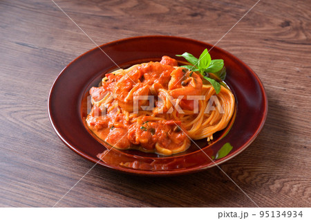 海老とシメジのトマトクリームパスタ。エビとしめじのトマトソースのスパゲッティ。 海老とシメジのトマトクリームパスタ。エビとしめじのトマトソースのスパゲッティ。 95134934