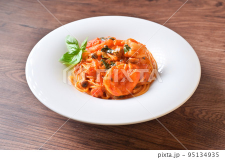 海老とシメジのトマトクリームパスタ。エビとしめじのトマトソースのスパゲッティ。 95134935