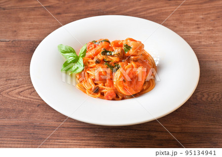 海老とシメジのトマトクリームパスタ。エビとしめじのトマトソースのスパゲッティ。 95134941