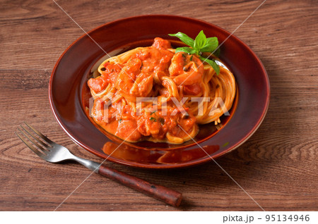 海老とシメジのトマトクリームパスタ。エビとしめじのトマトソースのスパゲッティ。 海老とシメジのトマトクリームパスタ。エビとしめじのトマトソースのスパゲッティ。 95134946