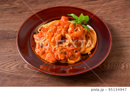 海老とシメジのトマトクリームパスタ。エビとしめじのトマトソースのスパゲッティ。 95134947