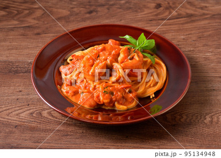 海老とシメジのトマトクリームパスタ。エビとしめじのトマトソースのスパゲッティ。 海老とシメジのトマトクリームパスタ。エビとしめじのトマトソースのスパゲッティ。 95134948