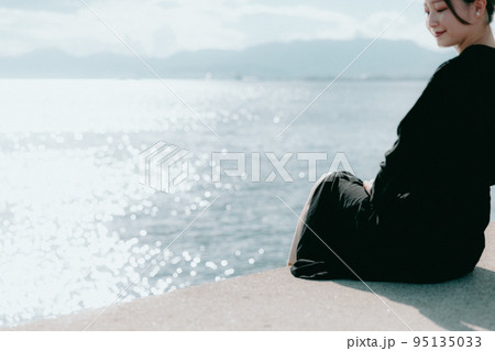 海に佇む女性の写真 95135033