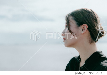 海に佇む女性の写真 海に佇む女性の写真 95135048