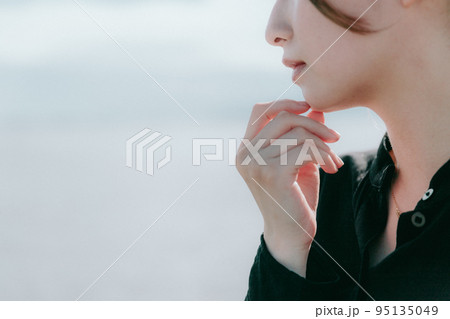 海に佇む女性の写真 海に佇む女性の写真 95135049