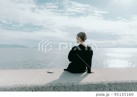 海に佇む女性の写真 海に佇む女性の写真 95135160