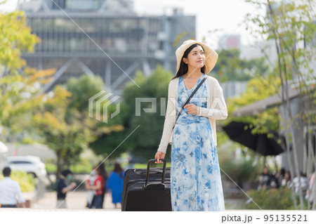スーツケースを引いて名古屋観光をする若い女性 スーツケースを引いて名古屋観光をする若い女性 95135521