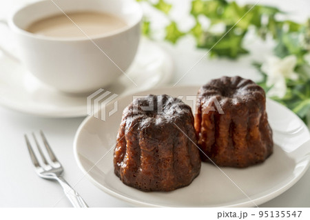 白いお皿にのったフランスの洋菓子カヌレとカフェラテ【白背景】 白いお皿にのったフランスの洋菓子カヌレとカフェラテ【白背景】 95135547