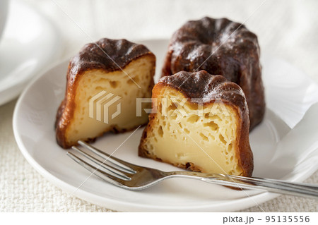 白いお皿にのったフランスの洋菓子カヌレ 95135556