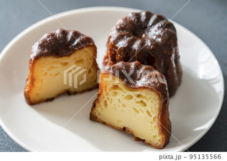 白いお皿にのったフランスの洋菓子カヌレ【黒背景】 95135566