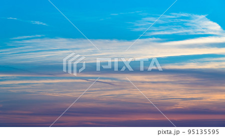 秋の日没前の西の空に流れる雲 c-1-2 クールカラー 16:9 高彩度コントラスト 秋の日没前の西の空に流れる雲 c-1-2 クールカラー 16:9 高彩度コントラスト 95135595