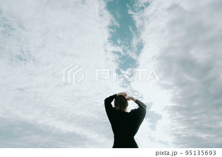 海に佇む女性の写真 海に佇む女性の写真 95135693