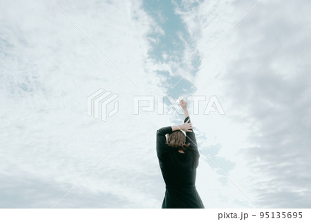 海に佇む女性の写真 海に佇む女性の写真 95135695