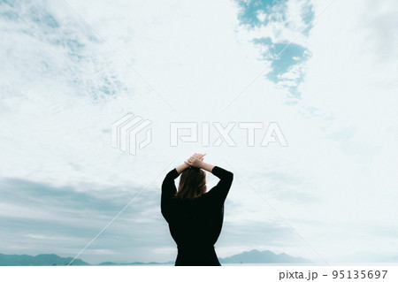 海に佇む女性の写真 95135697