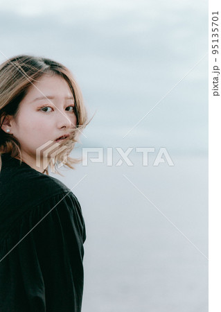海に佇む女性の写真 95135701