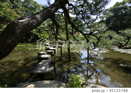 平安神宮　中神苑の臥龍橋 95135788